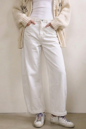 Pantalones Blancos de Corte Holgado y Pierna Ancha en Estilo Barril