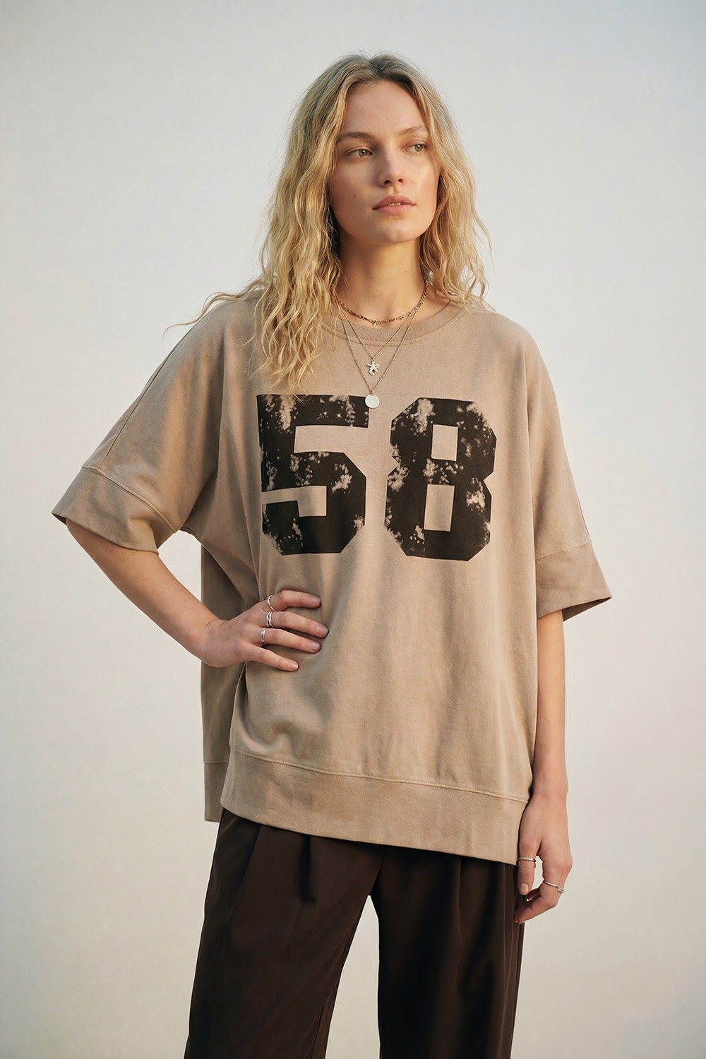 Sudadera de algodón extragrande con logotipo gráfico 58 y aberturas laterales Sudadera de algodón extragrande con logotipo gráfico 58 y aberturas laterales