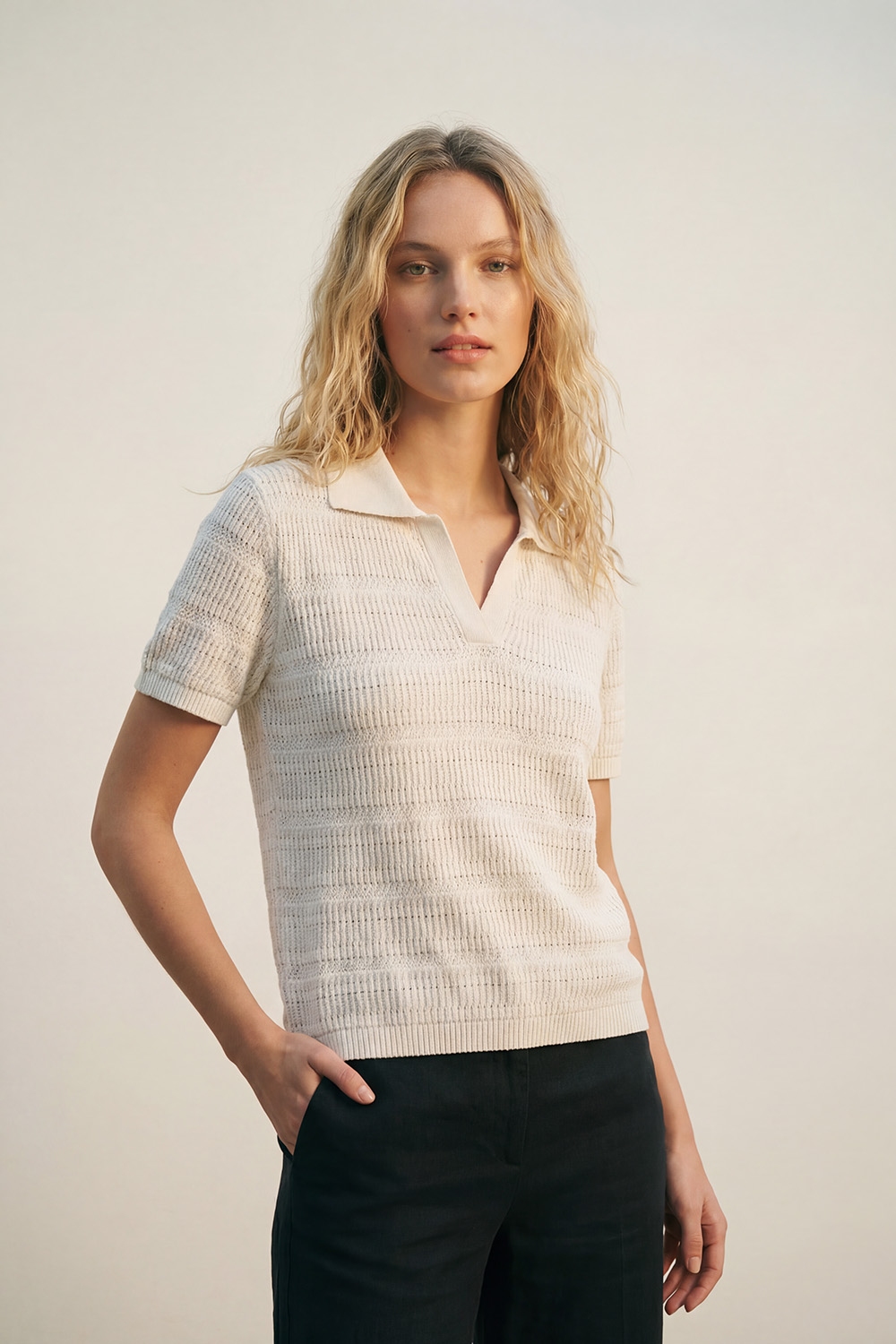 Camiseta polo blanca con mangas cortas y tejido de punto abierto