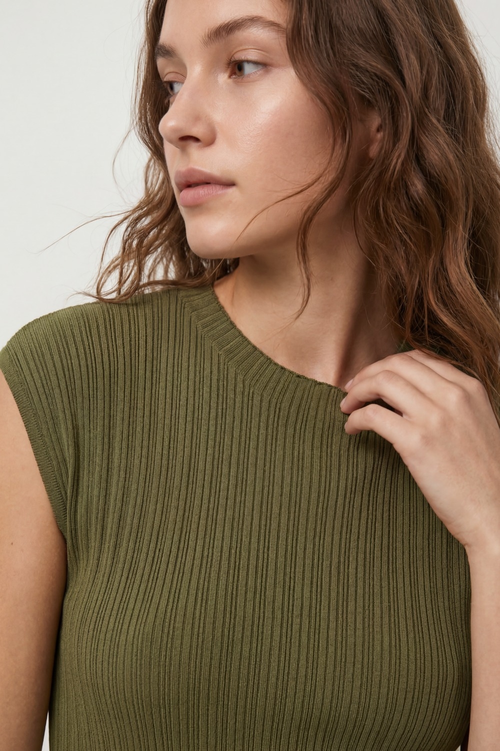 Top sin mangas de punto fino acanalado en verde oliva Top sin mangas de punto fino acanalado en verde oliva