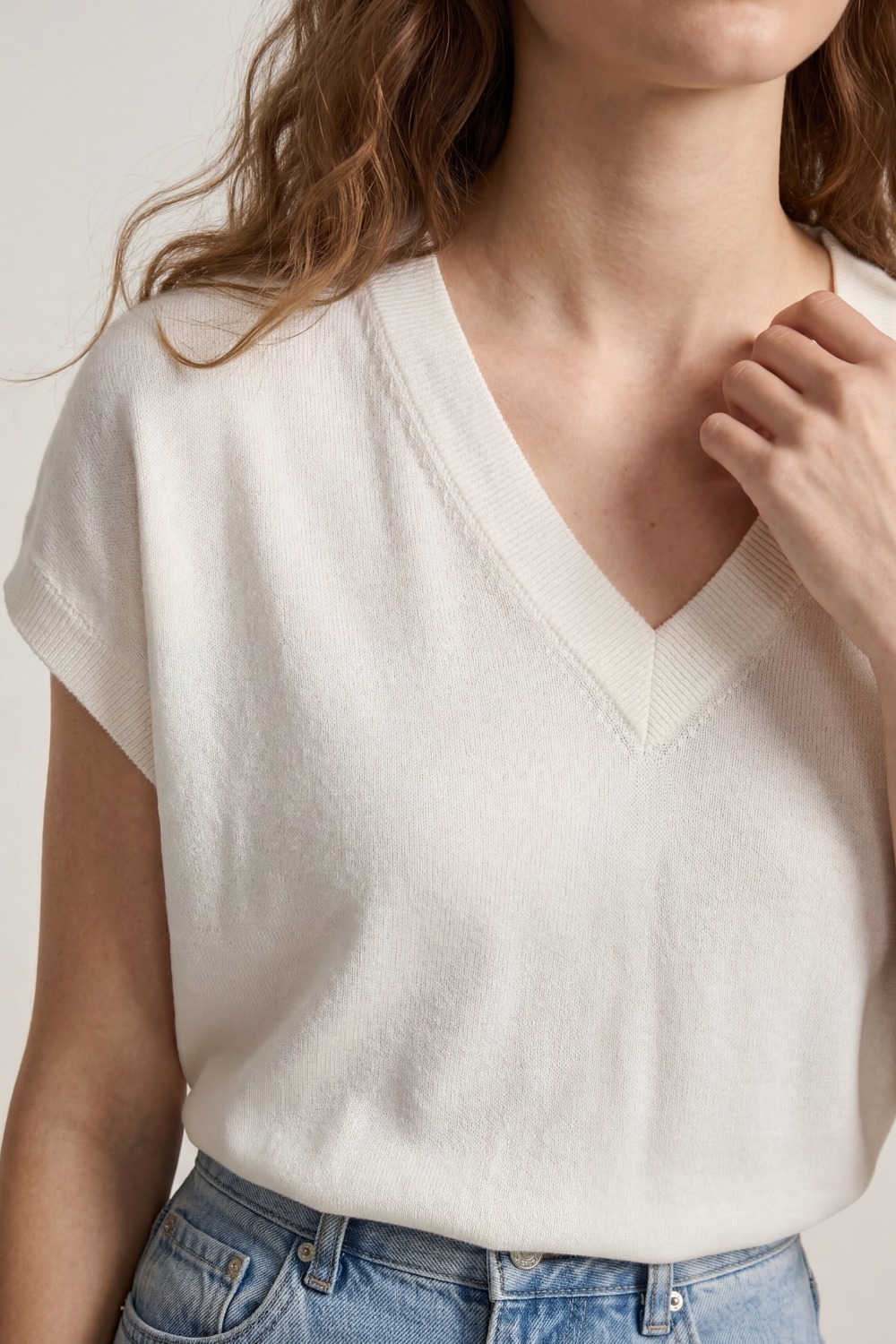 Suéter de punto fino de manga corta con cuello en V de color blanco Suéter de punto fino de manga corta con cuello en V de color blanco