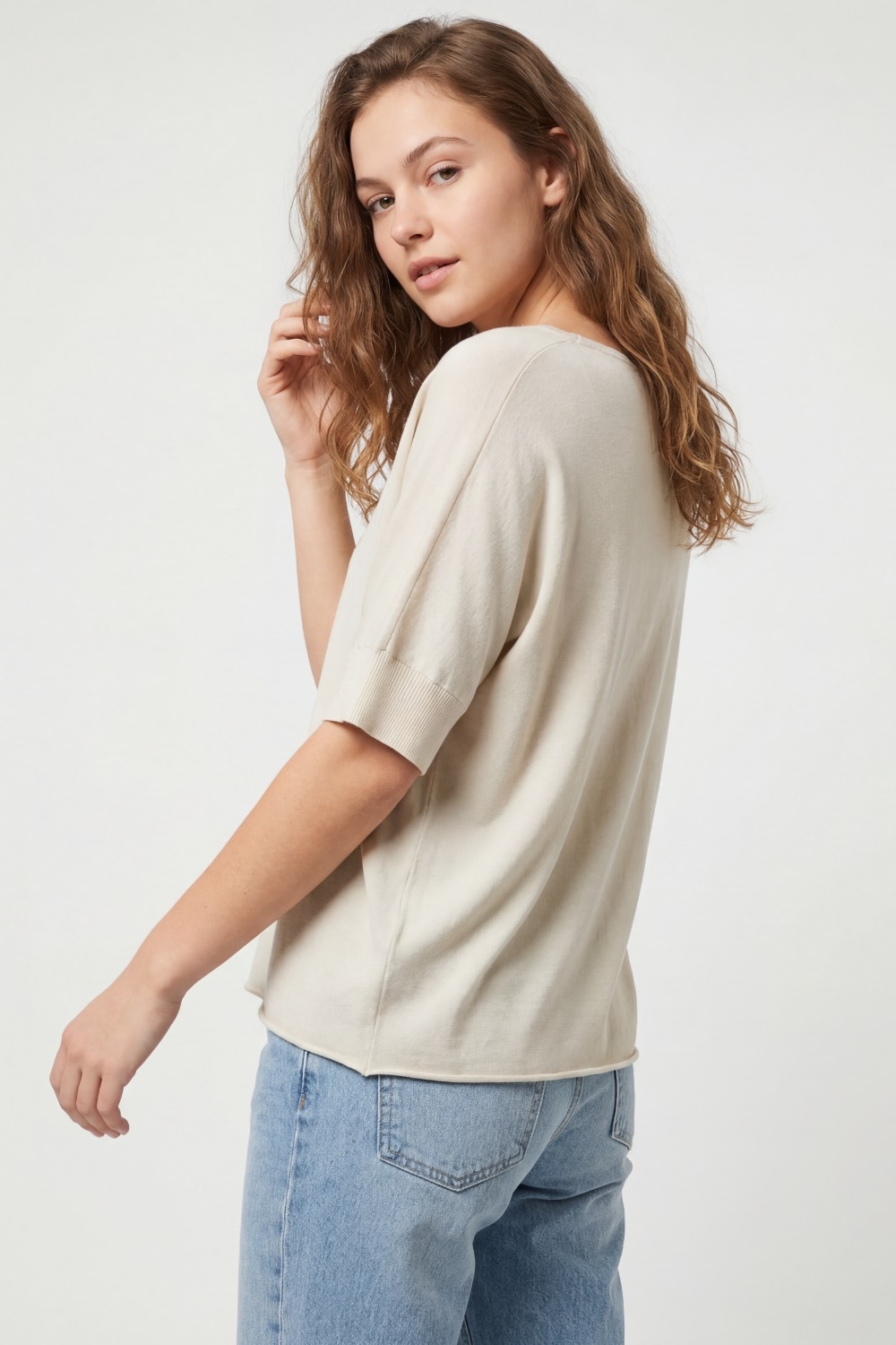 Su&eacute;ter de manga corta con cuello en V y ajuste relajado en color beige