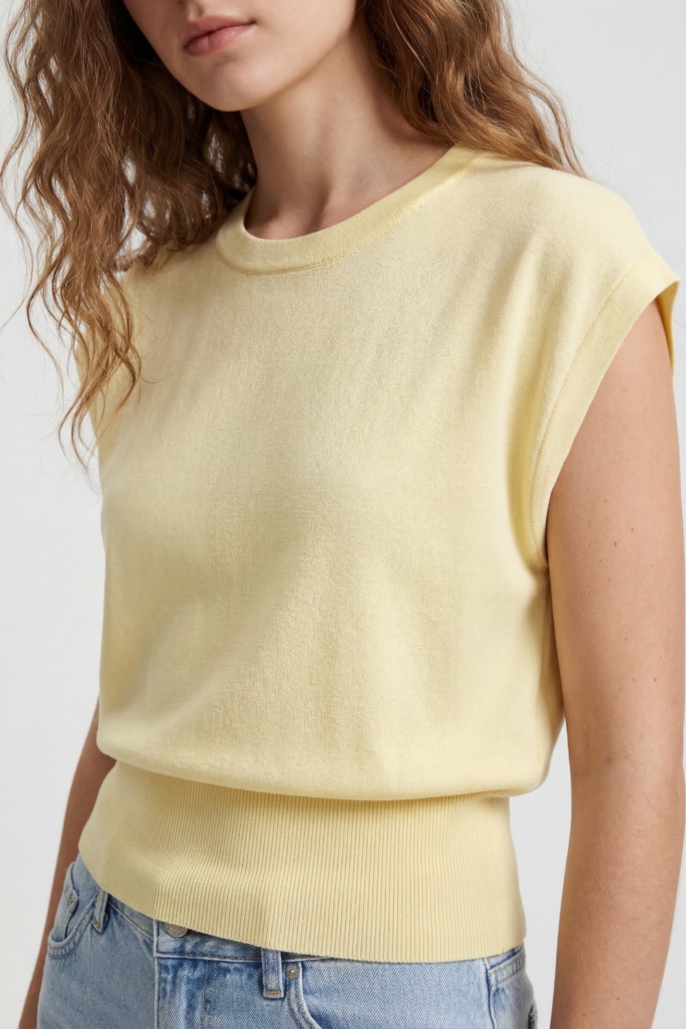Suéter de punto ligero con cintura ancha acanalada en amarillo Suéter de punto ligero con cintura ancha acanalada en amarillo
