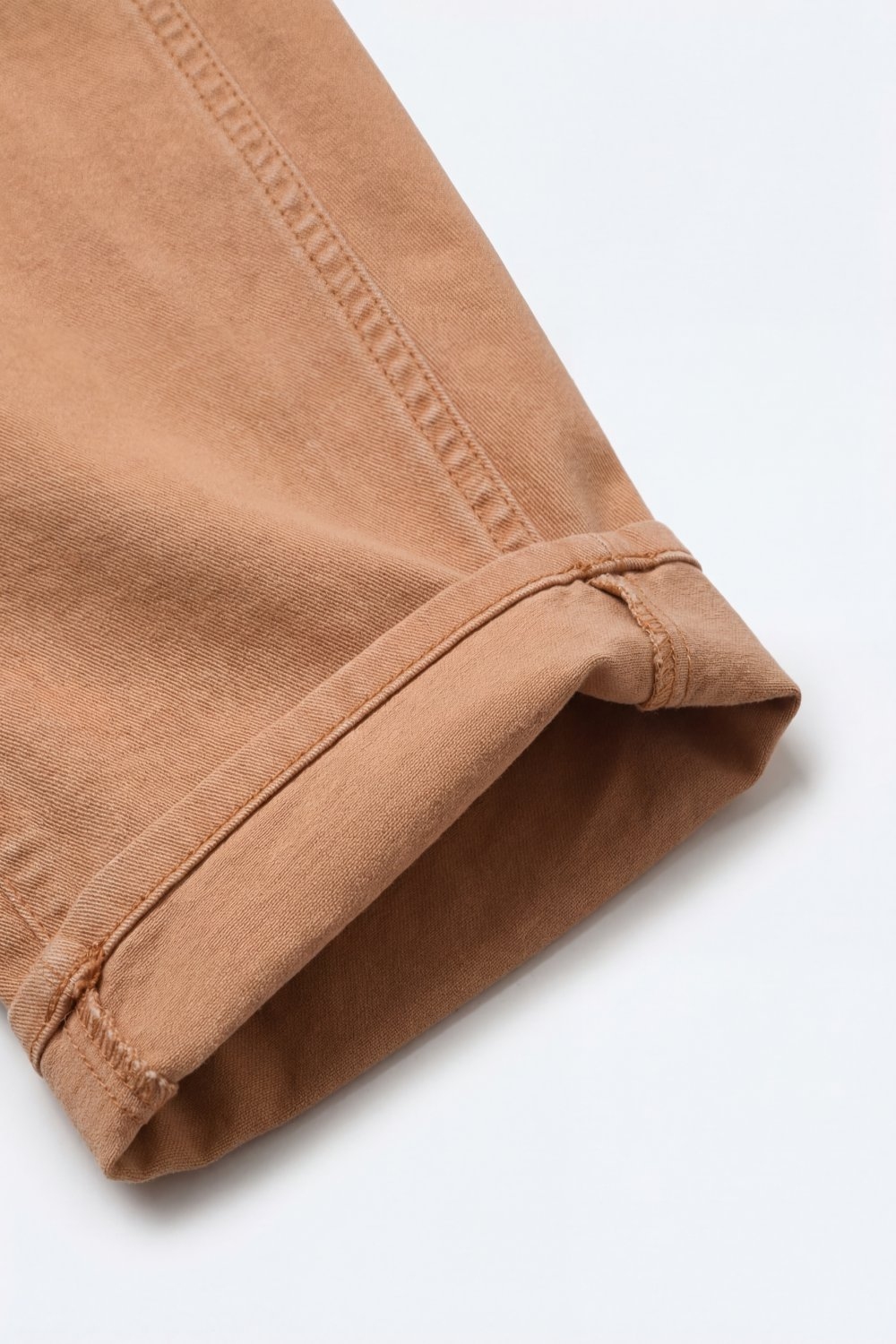 Pantalones estilo barril de pierna ancha con dobladillos enrollados en color naranja