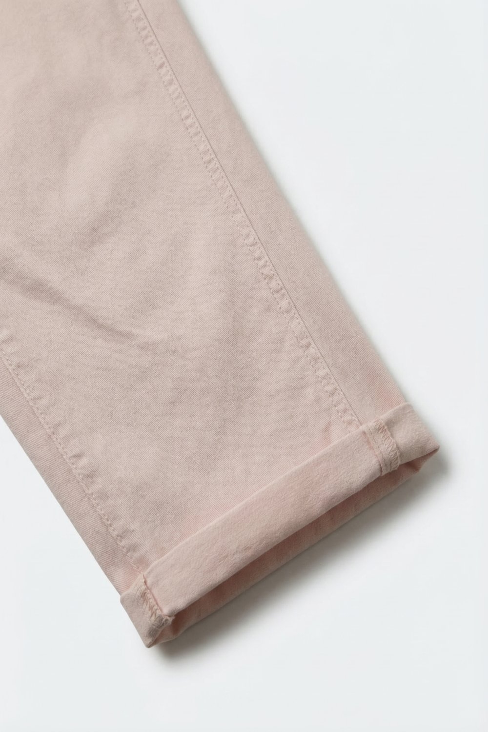 Pantalones anchos de estilo barril en color rosa claro con dobladillos enrollados Pantalones anchos de estilo barril en color rosa claro con dobladillos enrollados