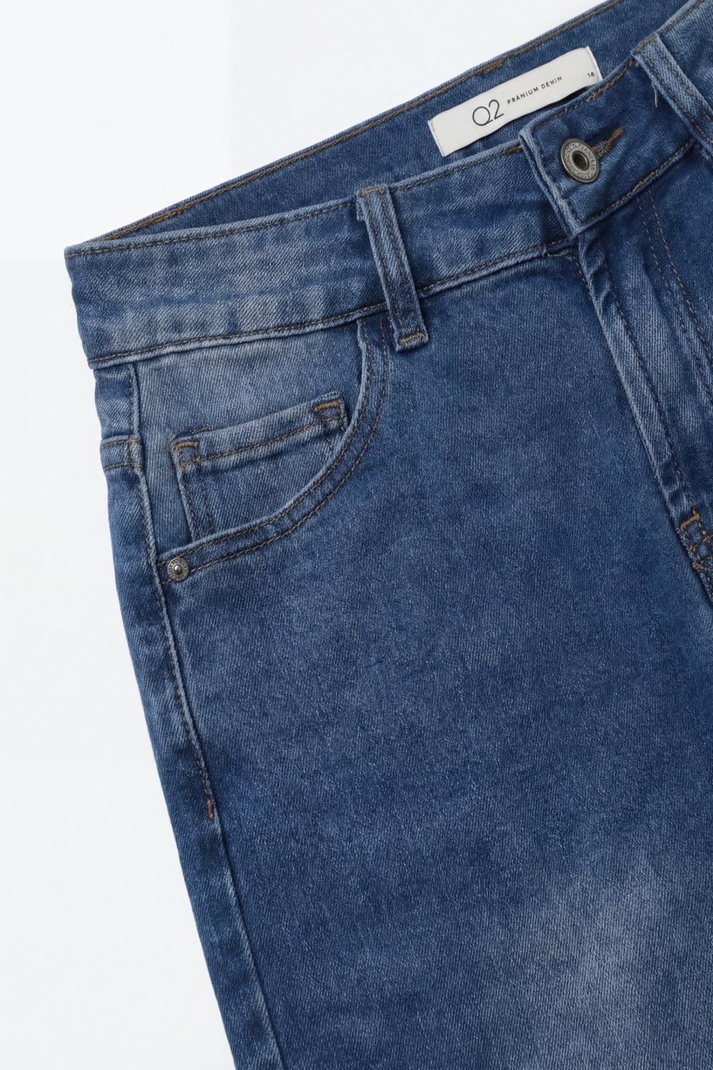 Jeans azul de corte relajado con lavado ligero y costura lateral