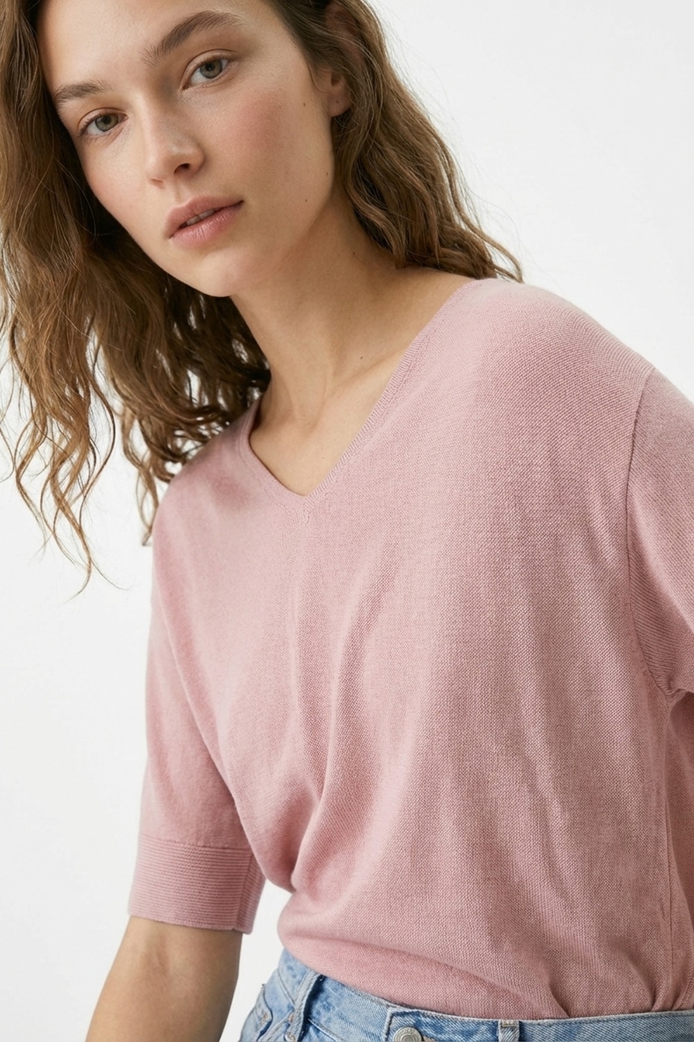 Top de punto de corte relajado y cuello en V rosa empolvado