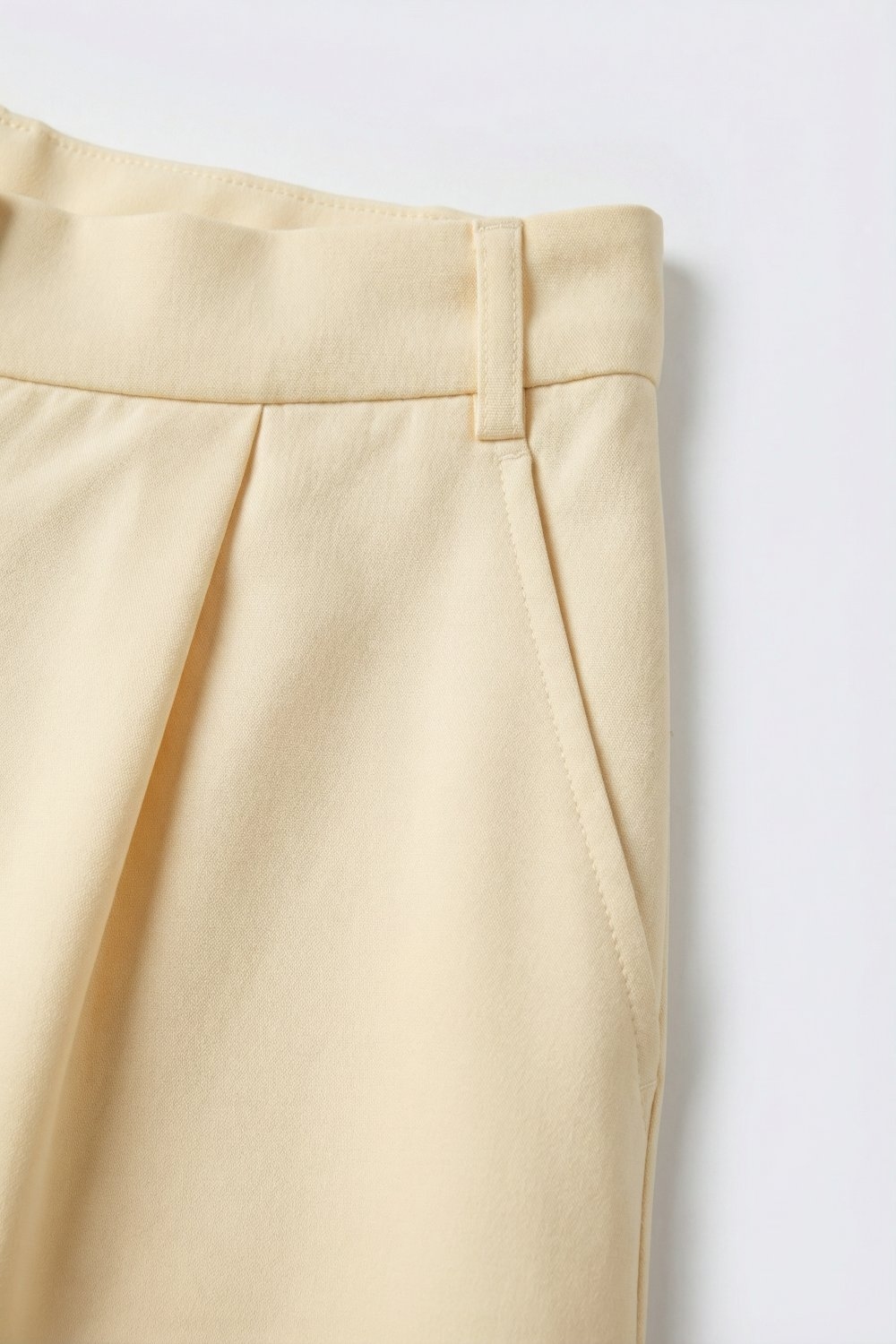 Shorts a medida amarillos mantequilla con detalle de encaje en el dobladillo