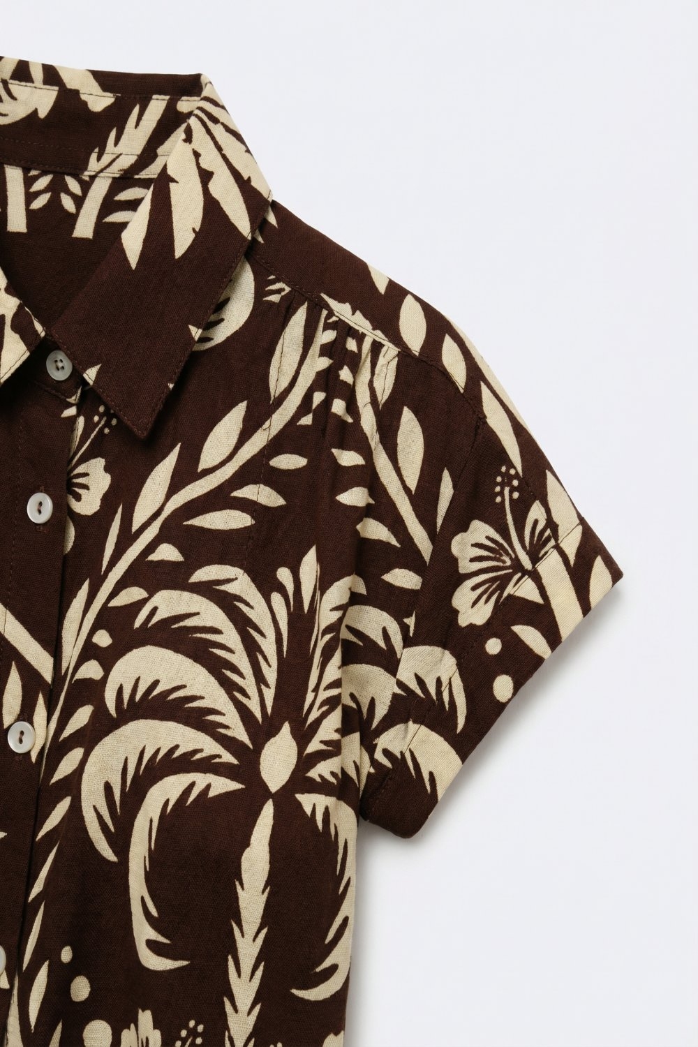 Camisa de manga corta con botones y estampado tropical marrón Camisa de manga corta con botones y estampado tropical marrón