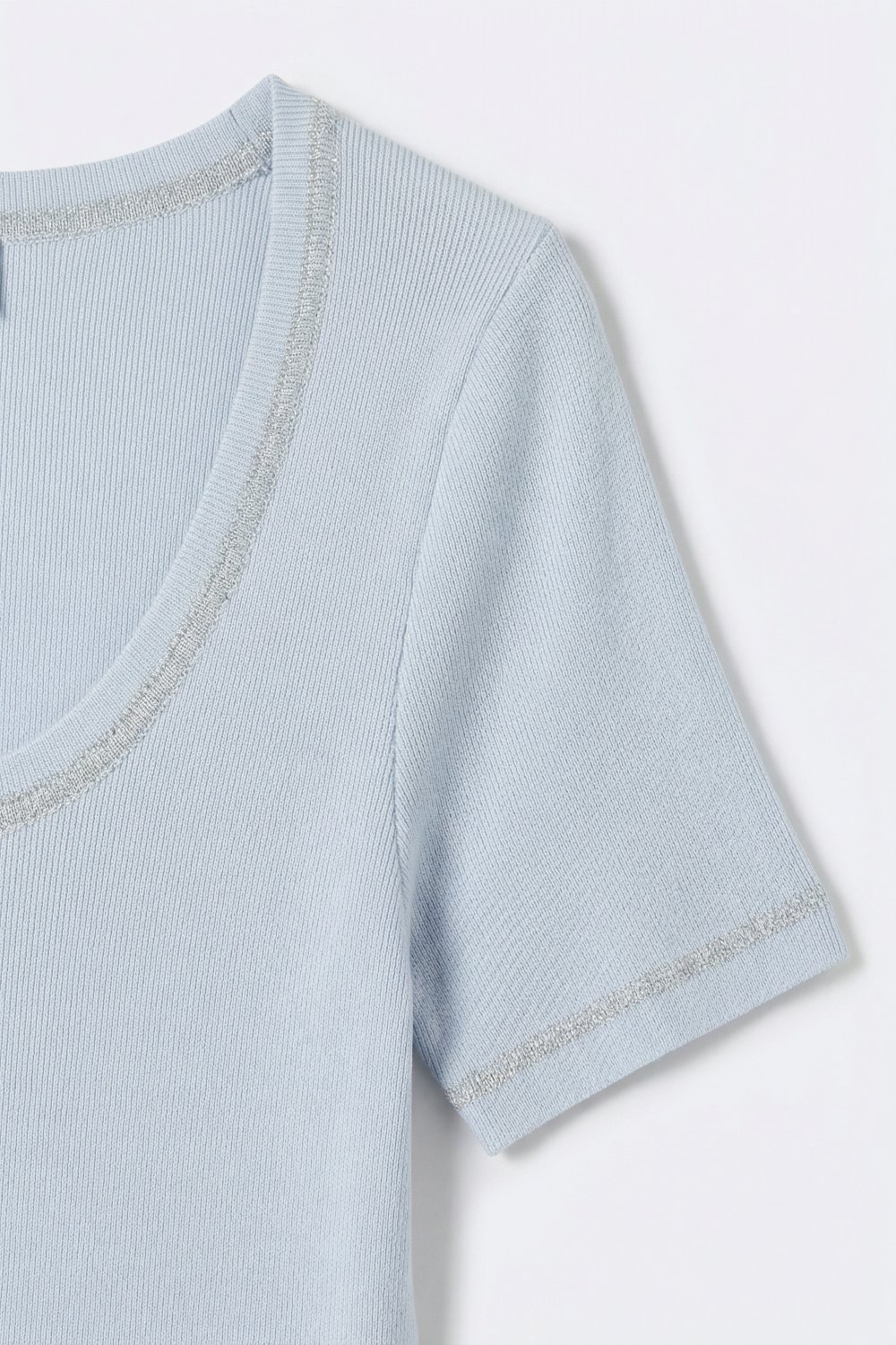 Jersey de manga corta en azul beb&eacute; con costura plateada en el cuello redondo