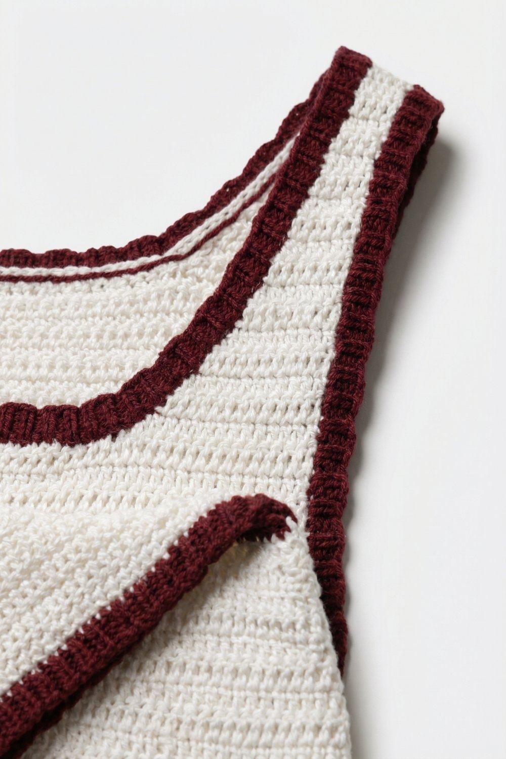 Top de Tanque de Crochet en Crema con Ribete Burdeos