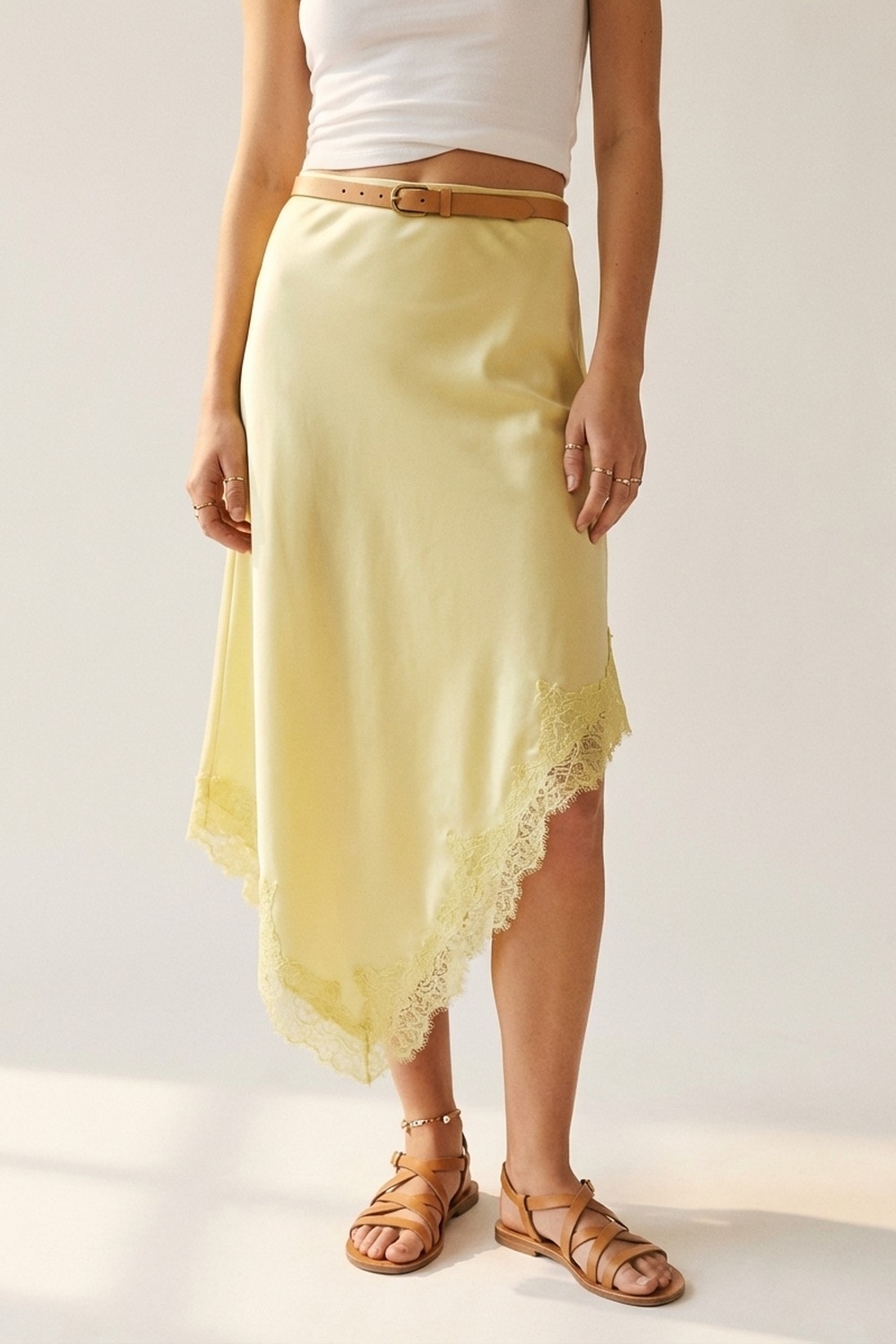 Falda pañuelo de satén amarillo mantequilla con adornos de encaje Falda pañuelo de satén amarillo mantequilla con adornos de encaje