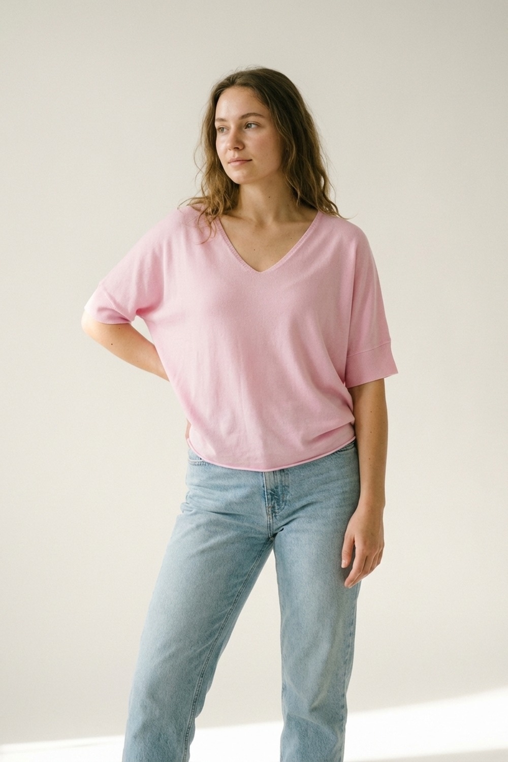 Jersey rosa de punto suave con cuello en V y ajuste relajado
