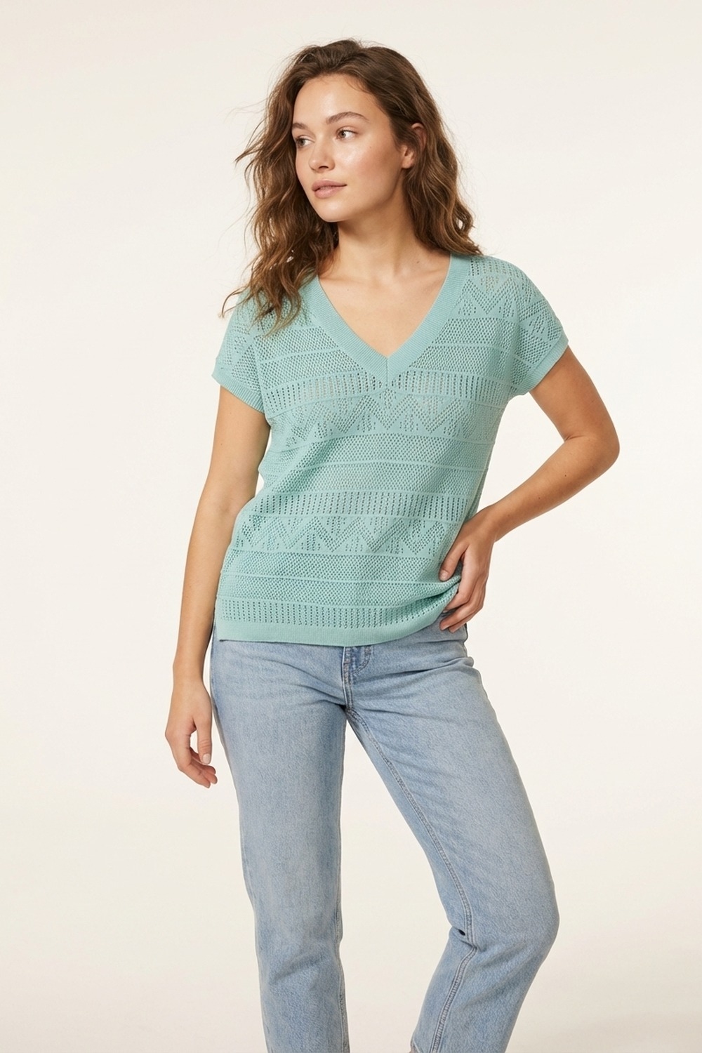 Jersey de punto azul claro con cuello en V y manga corta