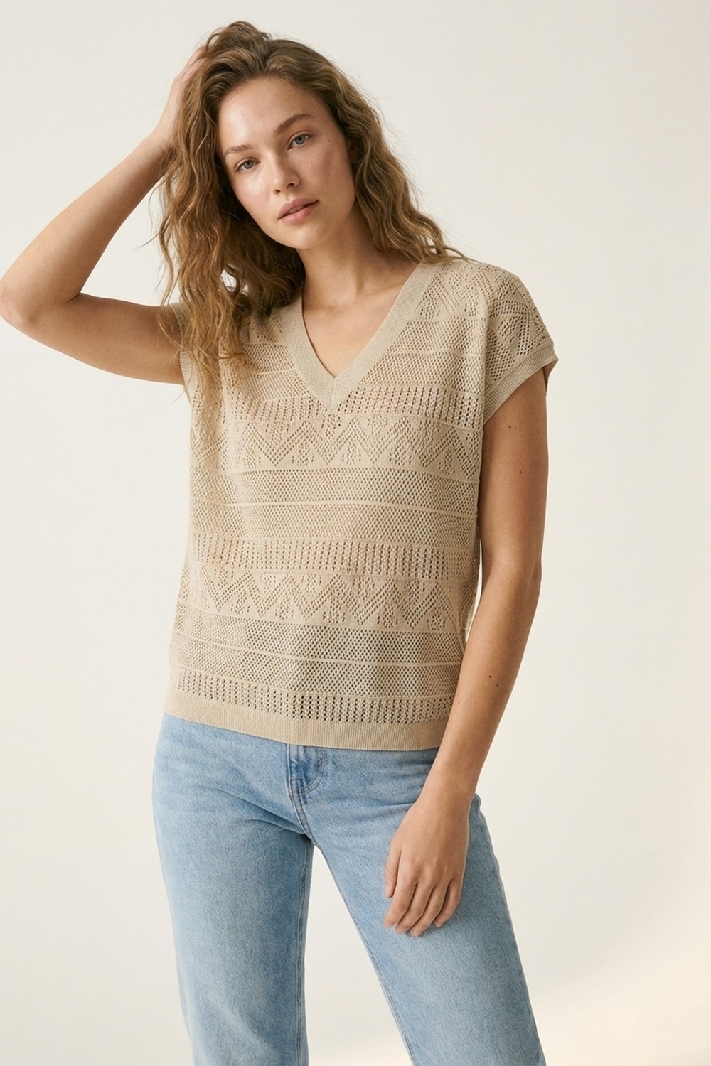 Jersey de punto beige con cuello en V y manga casquillo Jersey de punto beige con cuello en V y manga casquillo