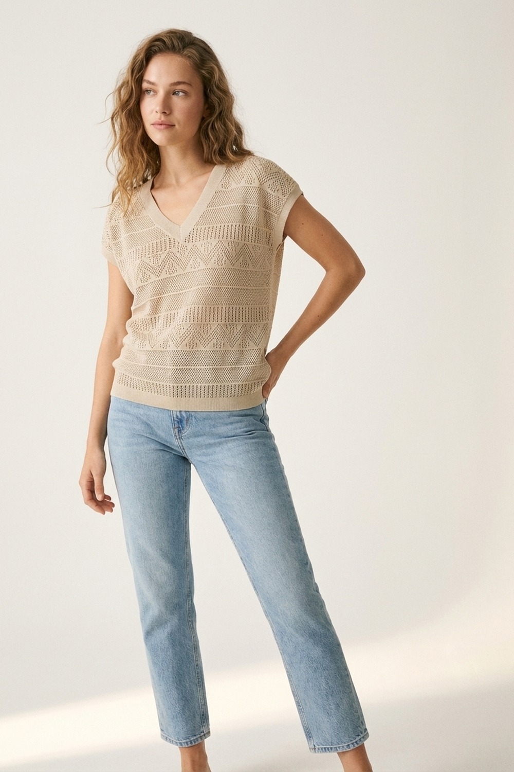 Jersey de punto beige con cuello en V y manga casquillo Jersey de punto beige con cuello en V y manga casquillo
