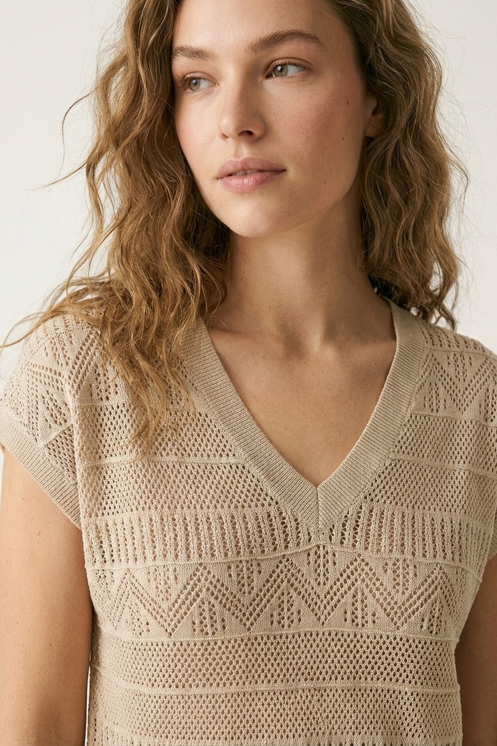 Jersey de punto beige con cuello en V y manga casquillo Jersey de punto beige con cuello en V y manga casquillo
