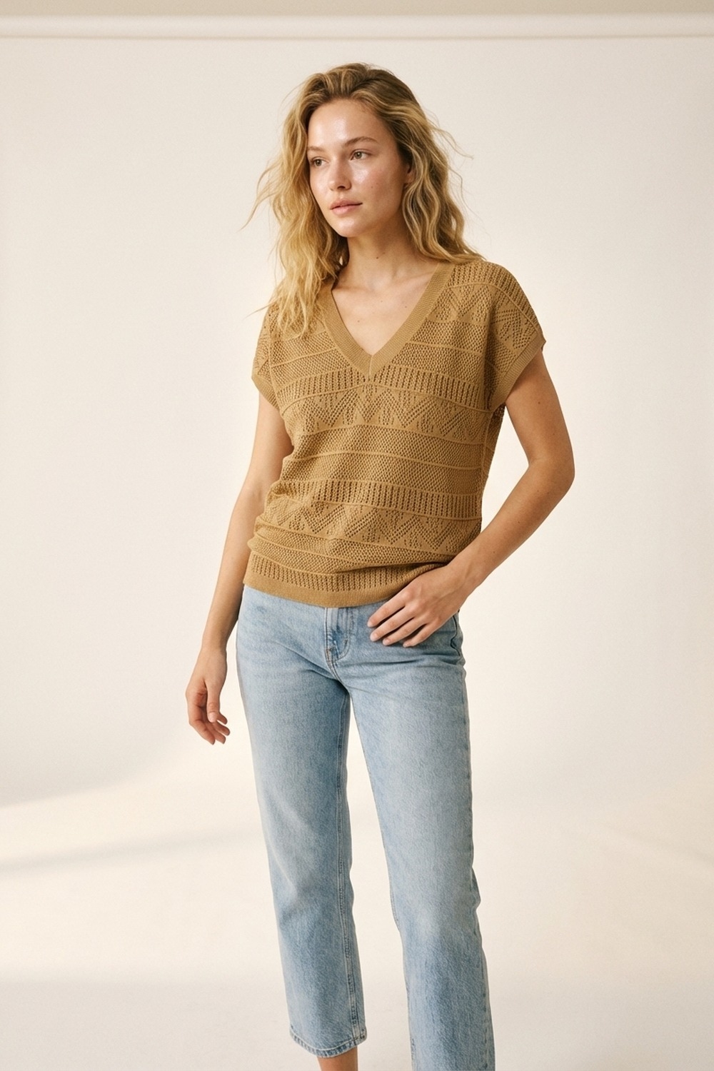 Chaleco de punto camel con cuello en V y manga corta