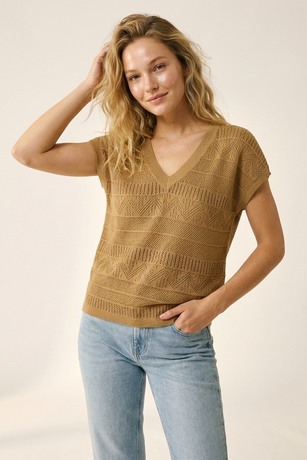Chaleco de punto camel con cuello en V y manga corta