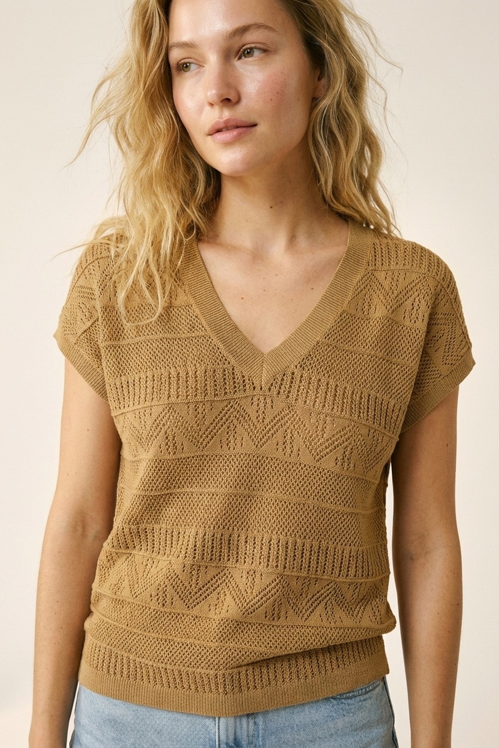 Chaleco de punto camel con cuello en V y manga corta