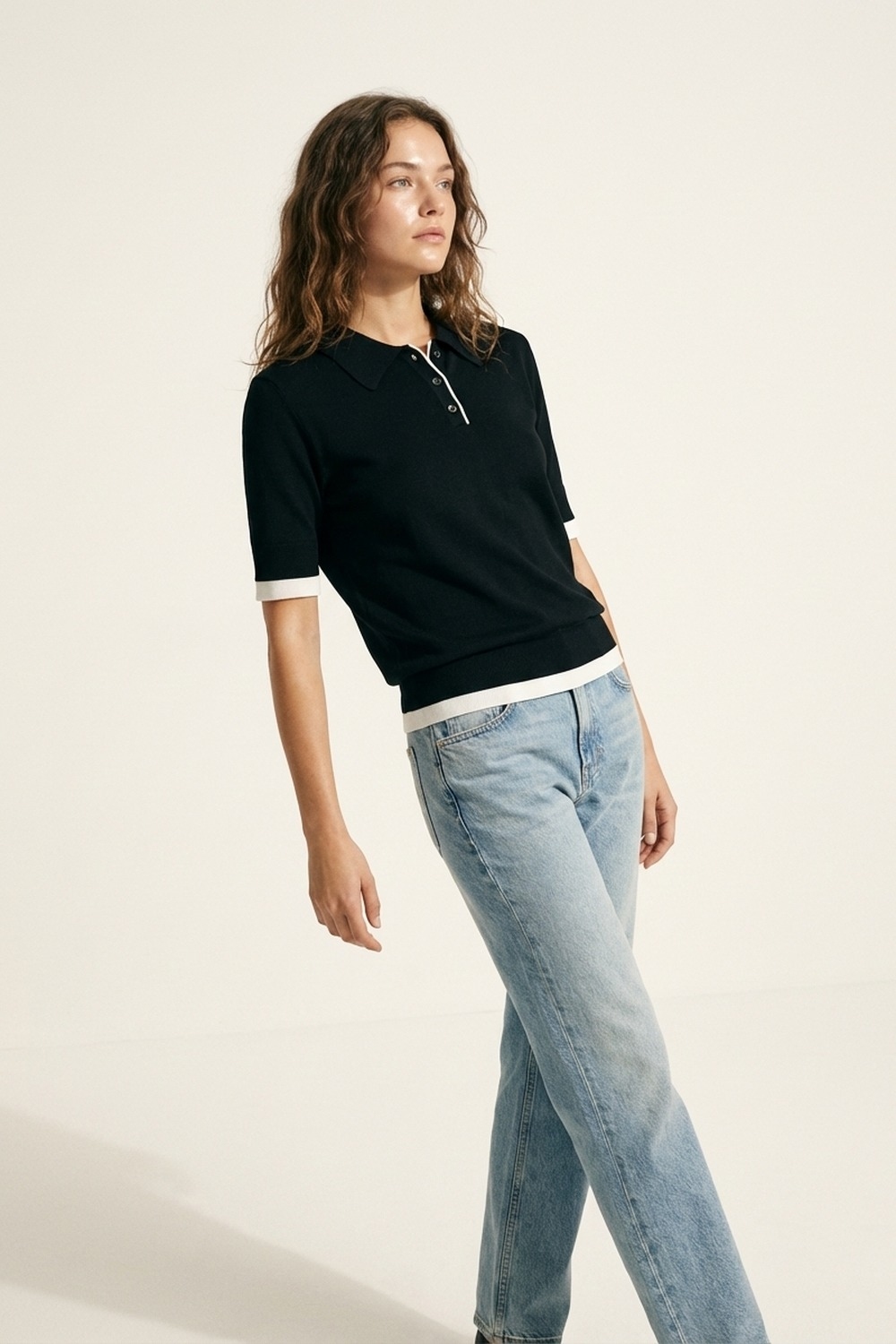 Polo negro de manga corta con detalles blancos