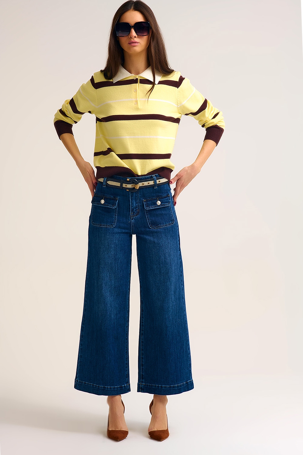 Jeans de mezclilla azul oscuro de pierna ancha con detalle de botones
