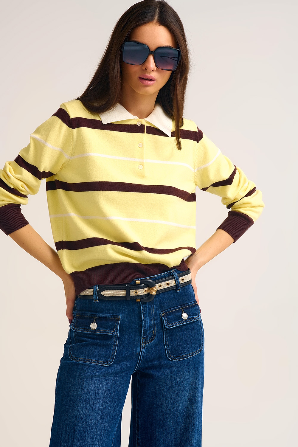 Jeans de mezclilla azul oscuro de pierna ancha con detalle de botones
