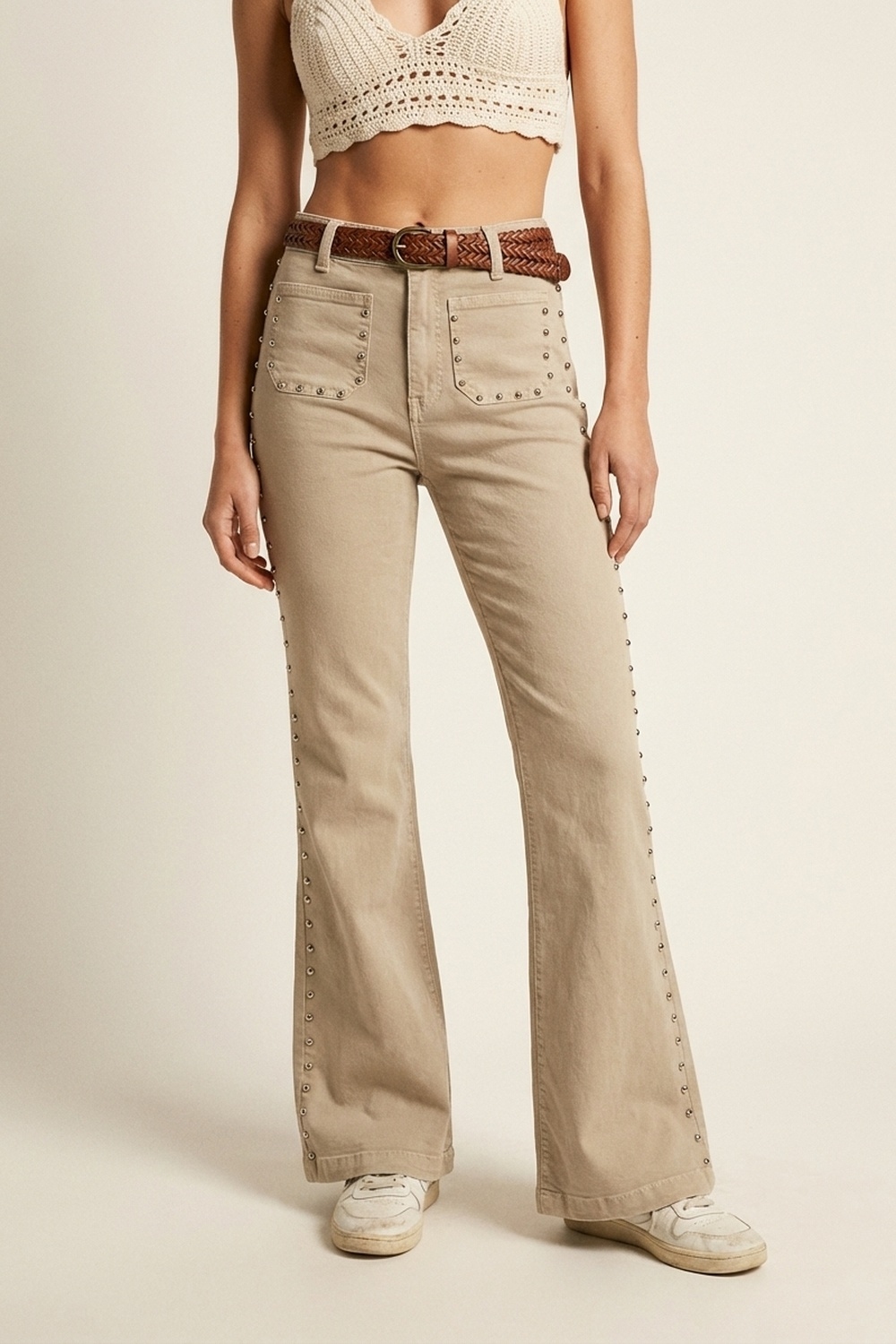 Pantalones acampanados beige con detalle lateral de tachuelas Pantalones acampanados beige con detalle lateral de tachuelas