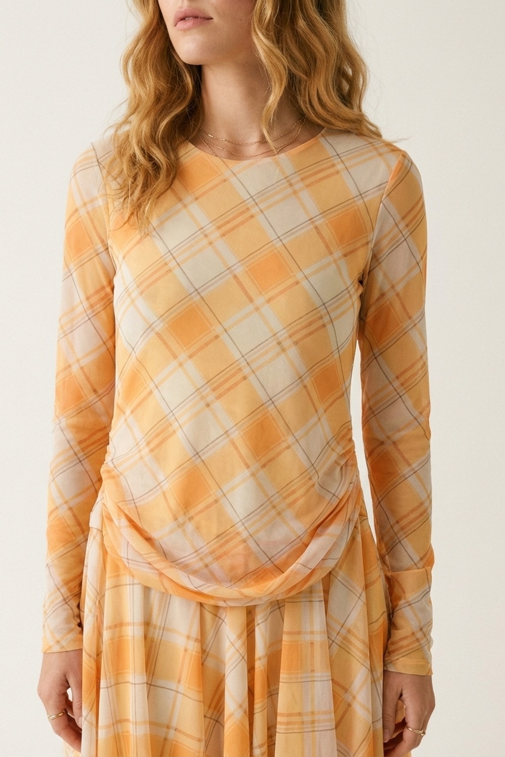 Vestido asim&eacute;trico de manga larga con tela de malla a cuadros en color naranja