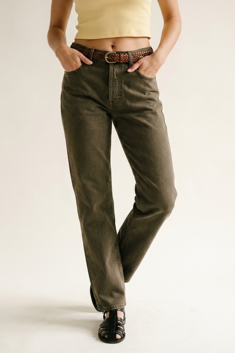 Jeans de mezclilla de pierna recta de cintura alta en color caqui Jeans de mezclilla de pierna recta de cintura alta en color caqui