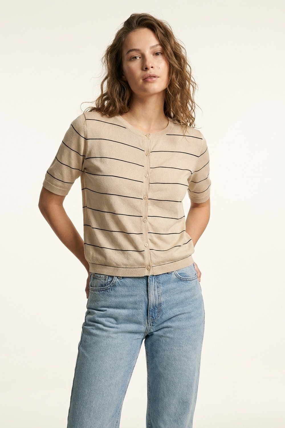 Chaqueta de manga corta abotonada a rayas beige