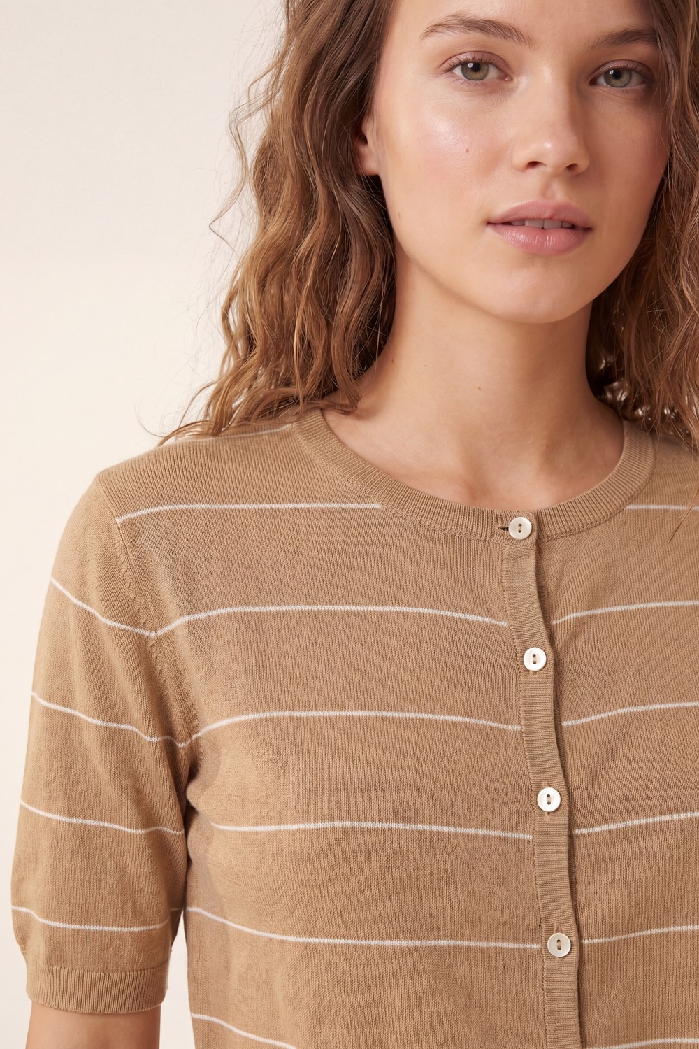 Chaqueta abotonada de manga corta a rayas camel