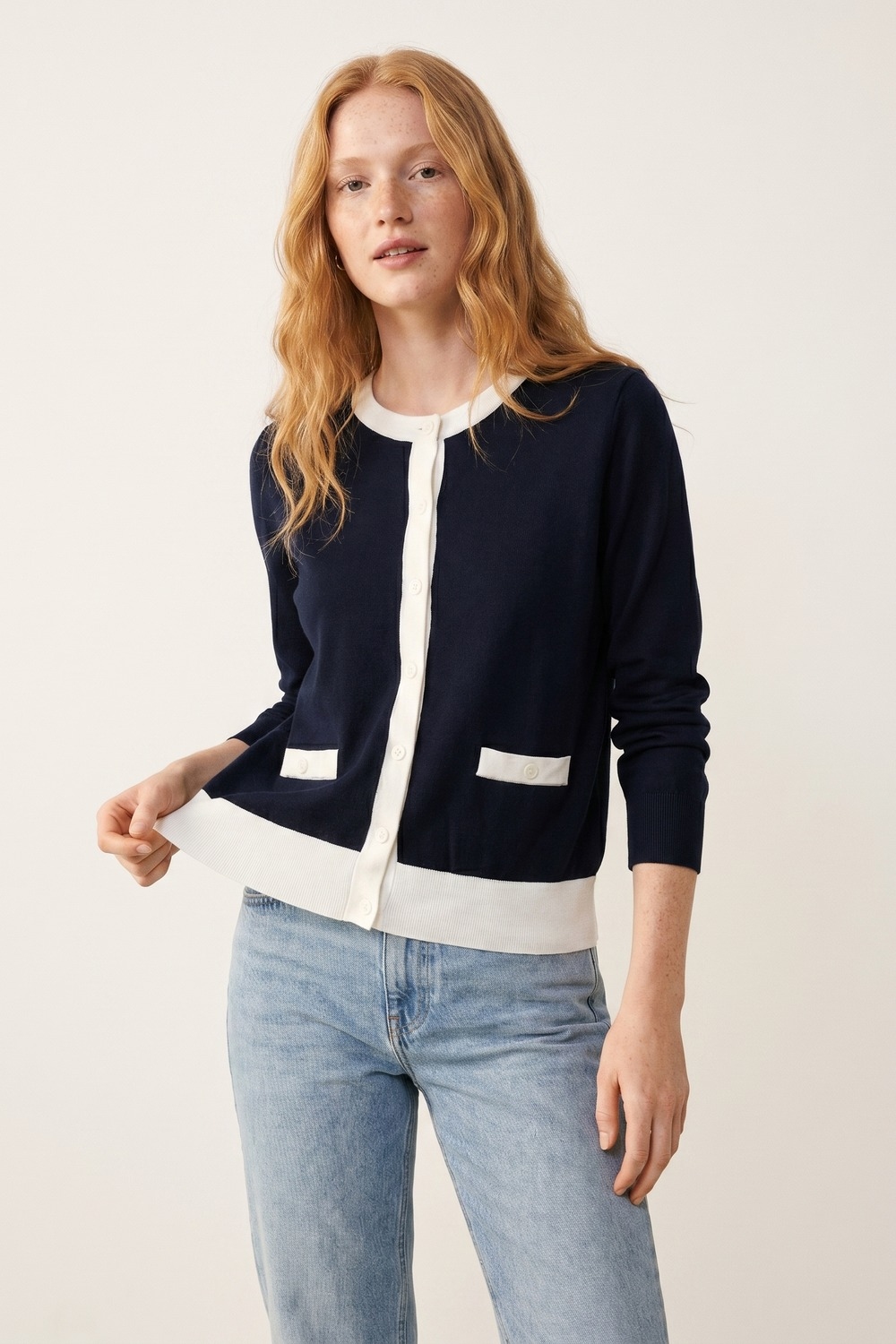 Chaqueta abotonada azul marino con detalles blancos Chaqueta abotonada azul marino con detalles blancos