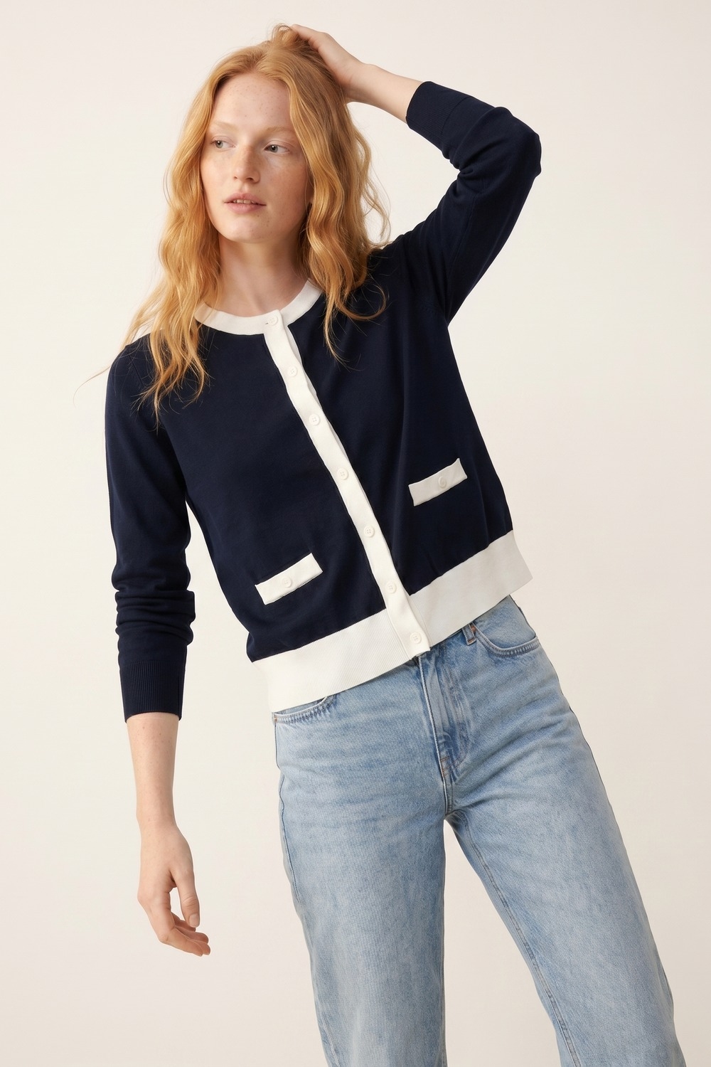 Chaqueta abotonada azul marino con detalles blancos Chaqueta abotonada azul marino con detalles blancos
