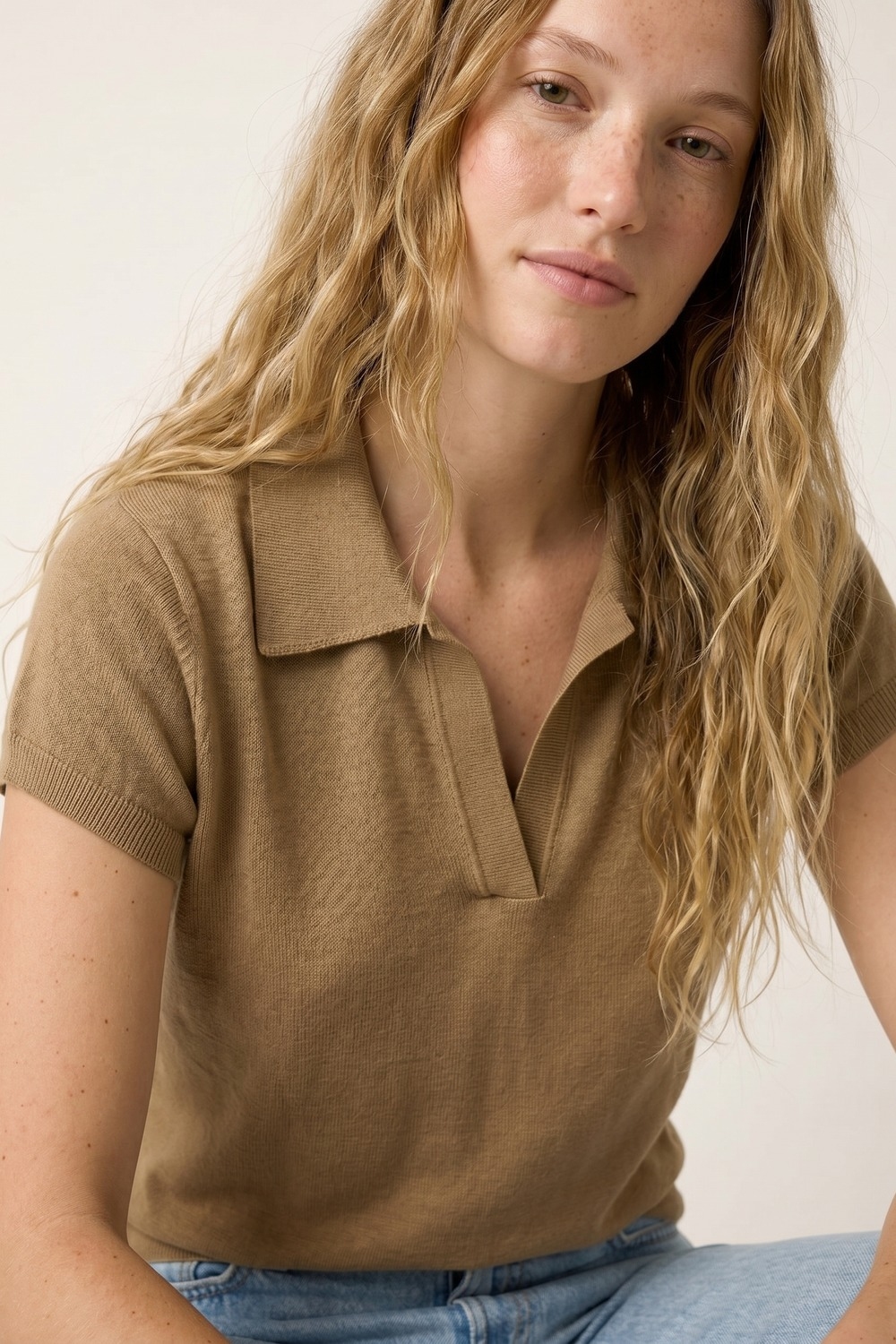 Top de Polo de Punto Fino en Color Camel con Mangas Cortas