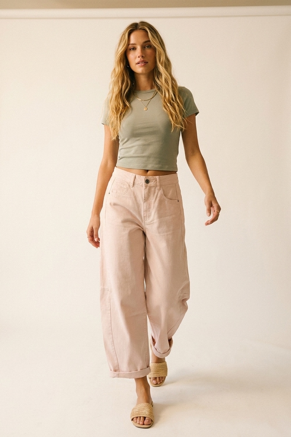 Pantalones anchos de estilo barril en color rosa claro con dobladillos enrollados Pantalones anchos de estilo barril en color rosa claro con dobladillos enrollados