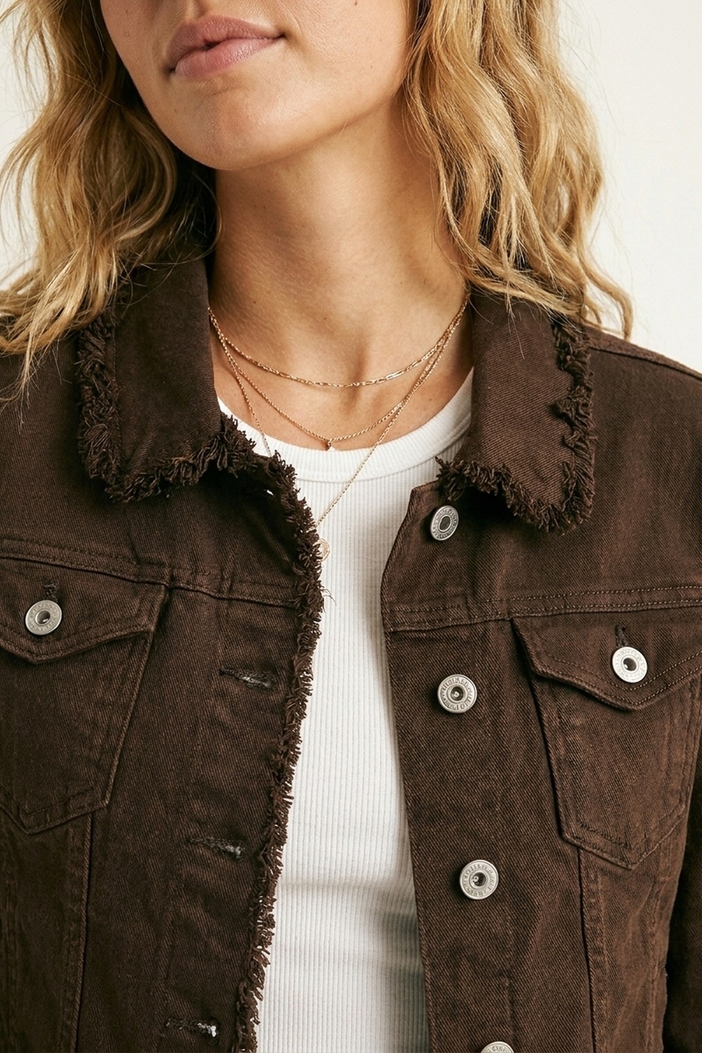 Chaqueta de mezclilla con bordes sin rematar en color chocolate