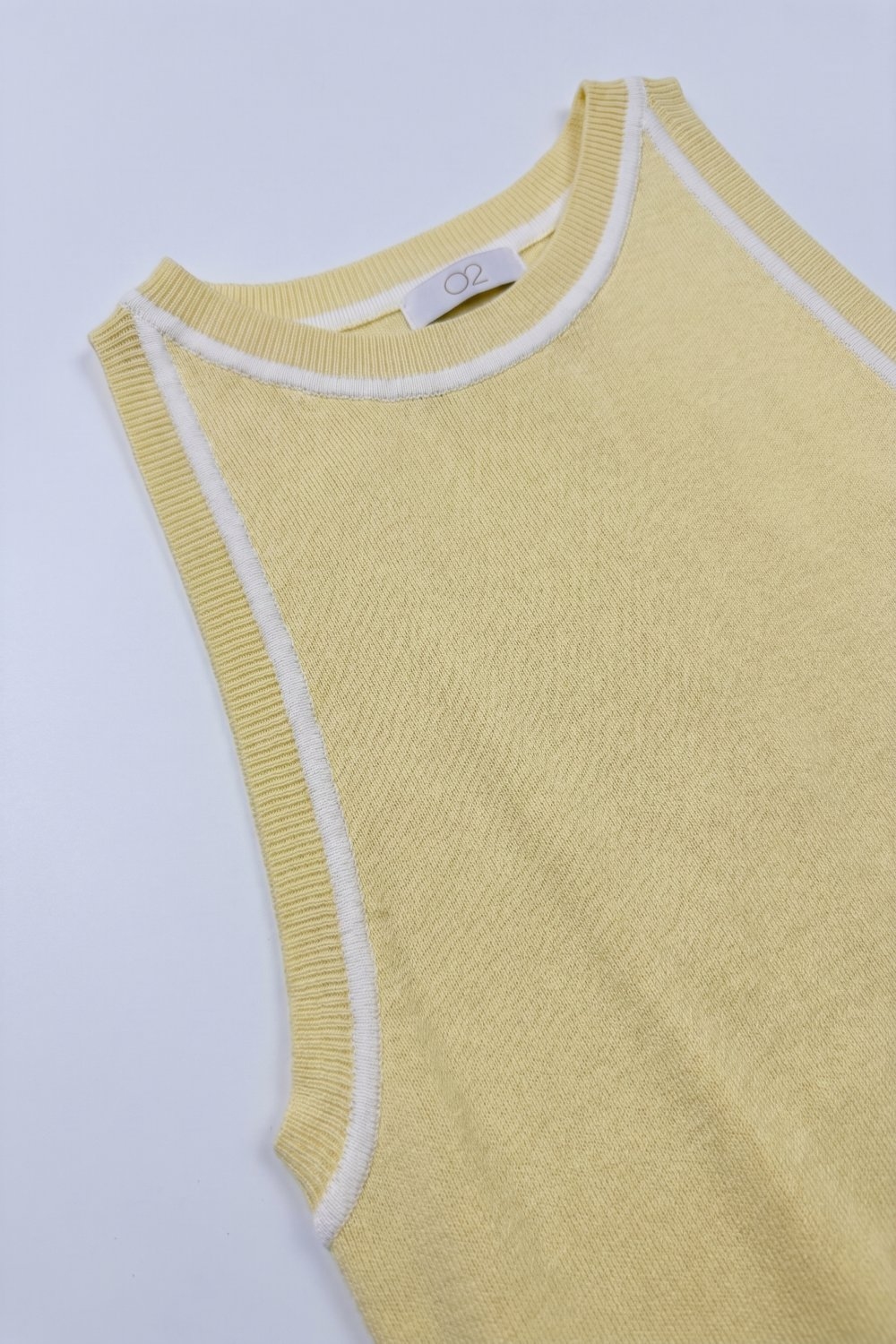 Top de punto sin mangas en amarillo mantequilla con detalles de líneas blancas Top de punto sin mangas en amarillo mantequilla con detalles de líneas blancas