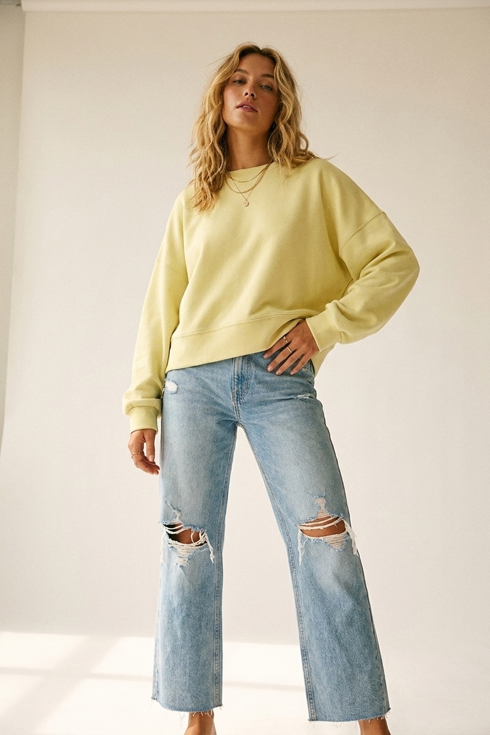 Sudadera b&aacute;sica con cuello redondo y hombros ca&iacute;dos en amarillo