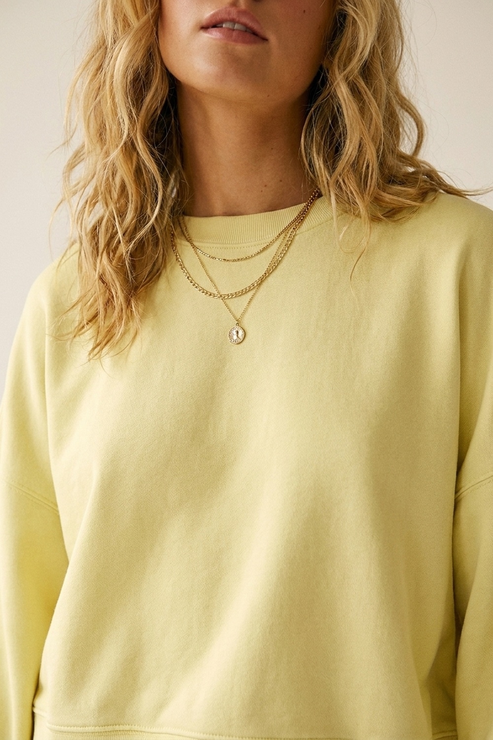Sudadera b&aacute;sica con cuello redondo y hombros ca&iacute;dos en amarillo