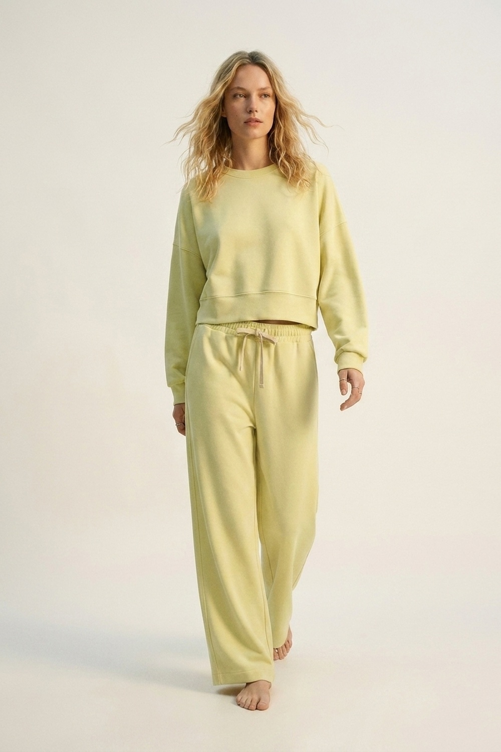 Sudadera b&aacute;sica con cuello redondo y hombros ca&iacute;dos en amarillo