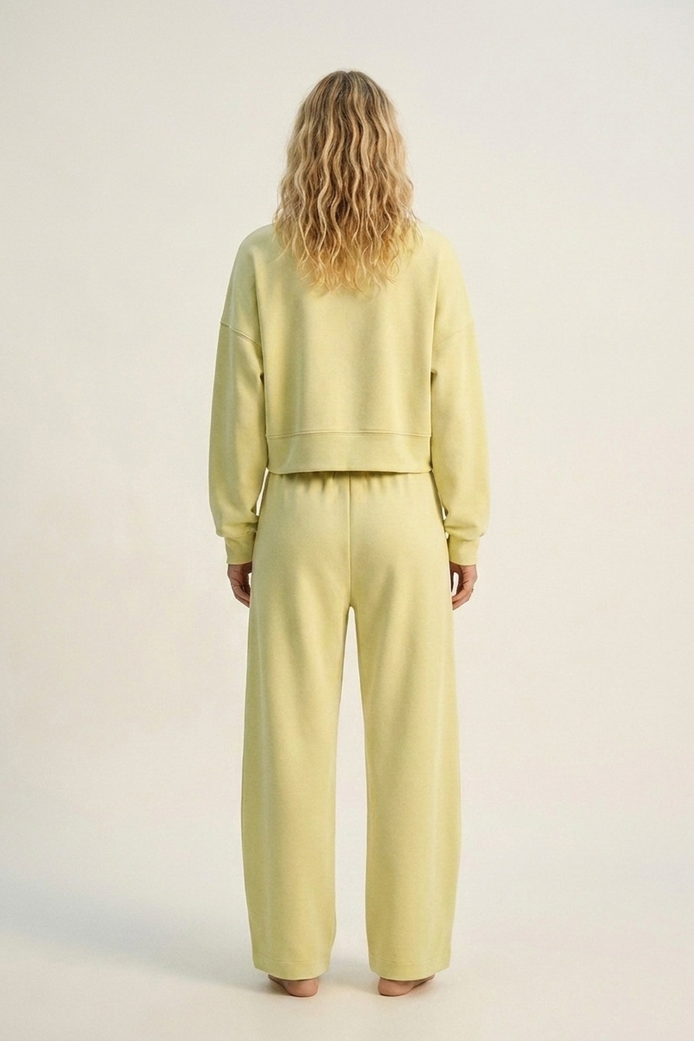 Sudadera b&aacute;sica con cuello redondo y hombros ca&iacute;dos en amarillo