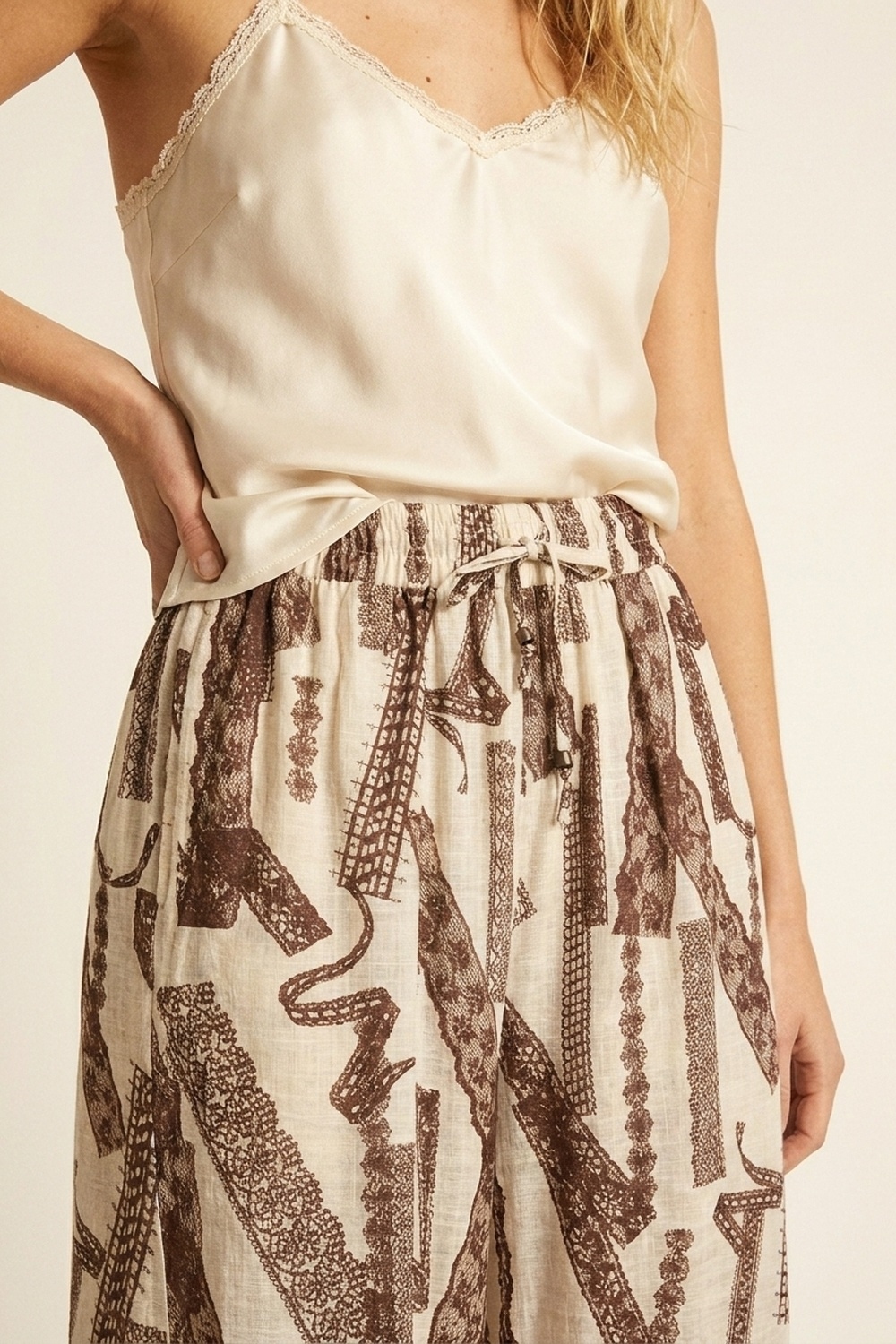 Pantalones Palazzo Anchos de Pierna Estampados en Crema y Marr&oacute;n con Largo al Tobillo