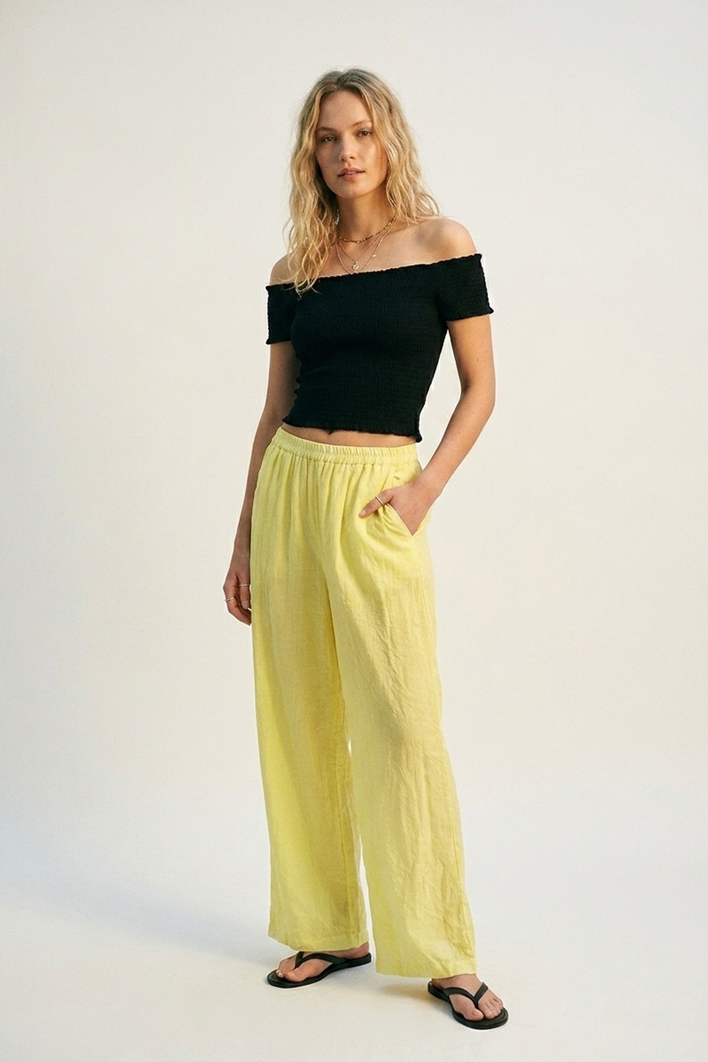 Pantalones amarillos de pierna ancha con tela transparente Pantalones amarillos de pierna ancha con tela transparente