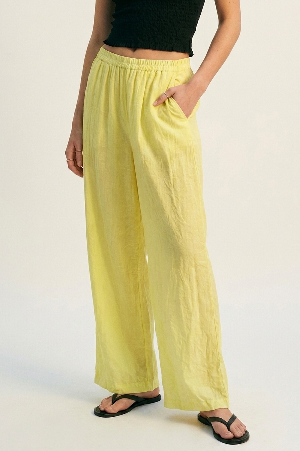 Pantalones amarillos de pierna ancha con tela transparente Pantalones amarillos de pierna ancha con tela transparente