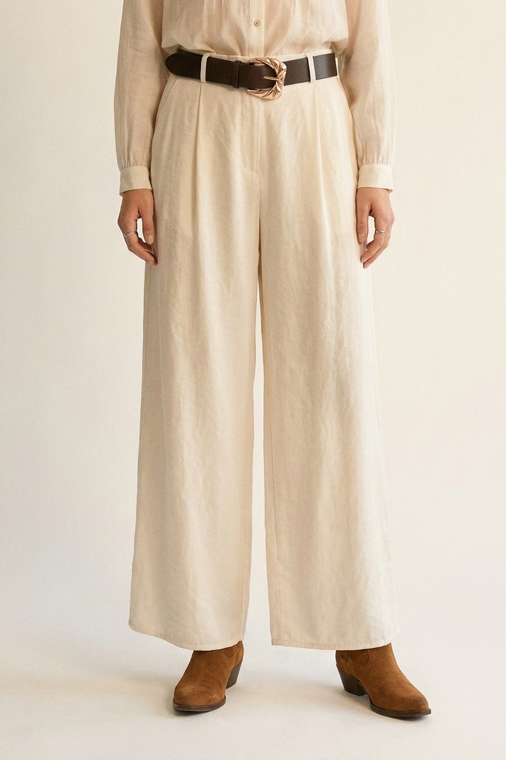 Pantalones extra anchos en una tela ligera y brillante Pantalones extra anchos en una tela ligera y brillante
