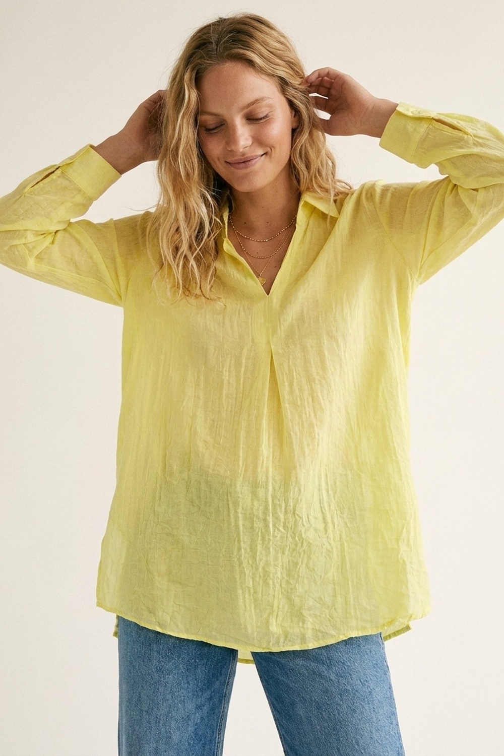 Camiseta túnica amarilla de ajuste relajado con tela transparente Camiseta túnica amarilla de ajuste relajado con tela transparente
