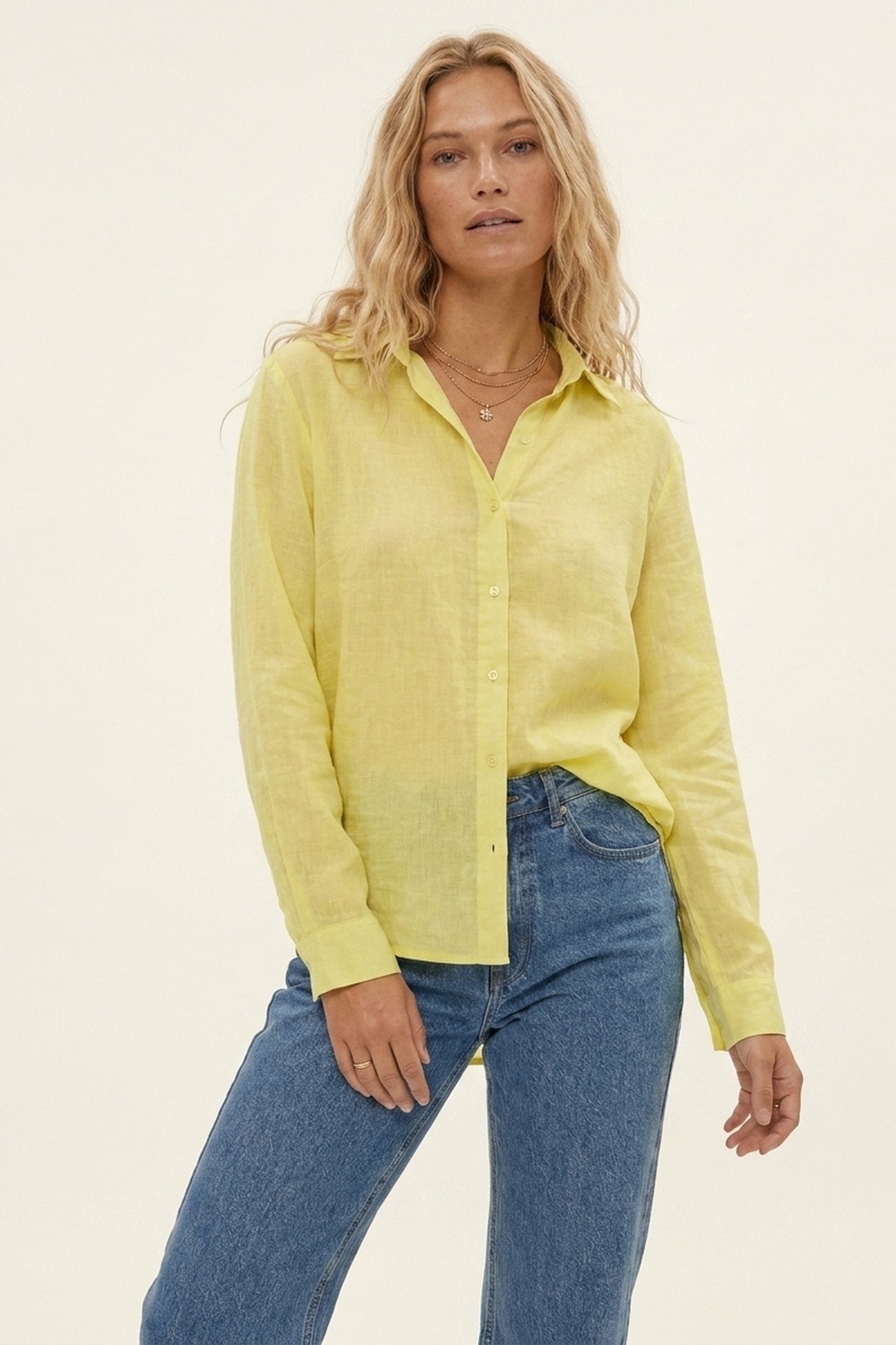 Camiseta larga amarilla de ajuste relajado con tela transparente Camiseta larga amarilla de ajuste relajado con tela transparente