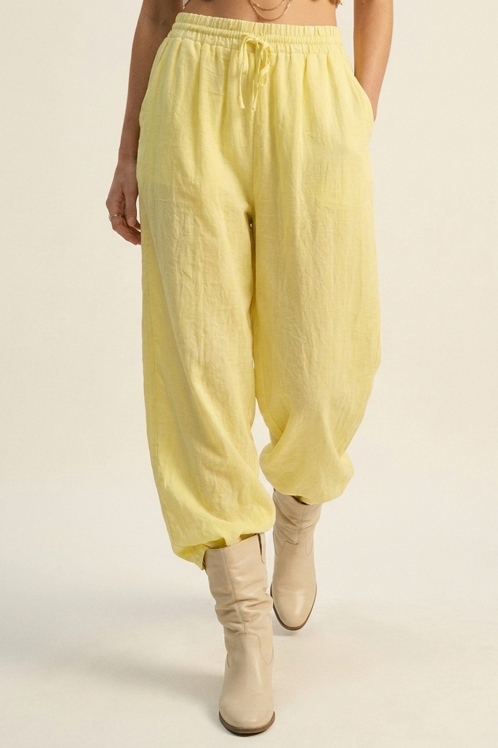 Pantalones amarillos de pierna ancha con cordón y tela transparente Pantalones amarillos de pierna ancha con cordón y tela transparente