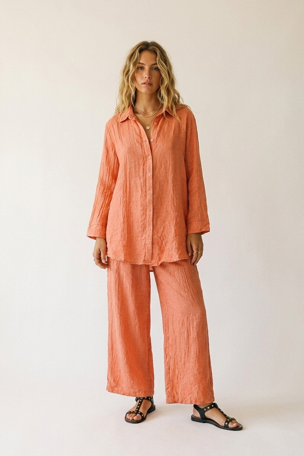 T&uacute;nica de camisa abotonada en coral con tela transparente arrugada